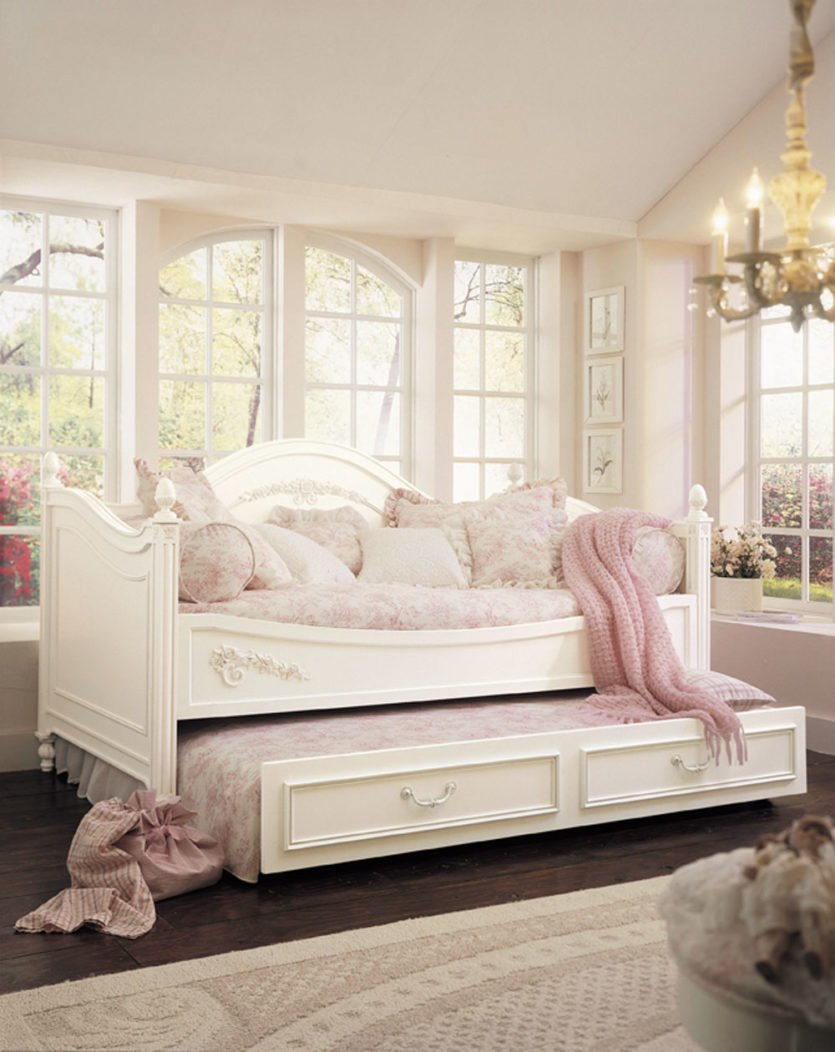 Childrens bedroom in a classic style 12