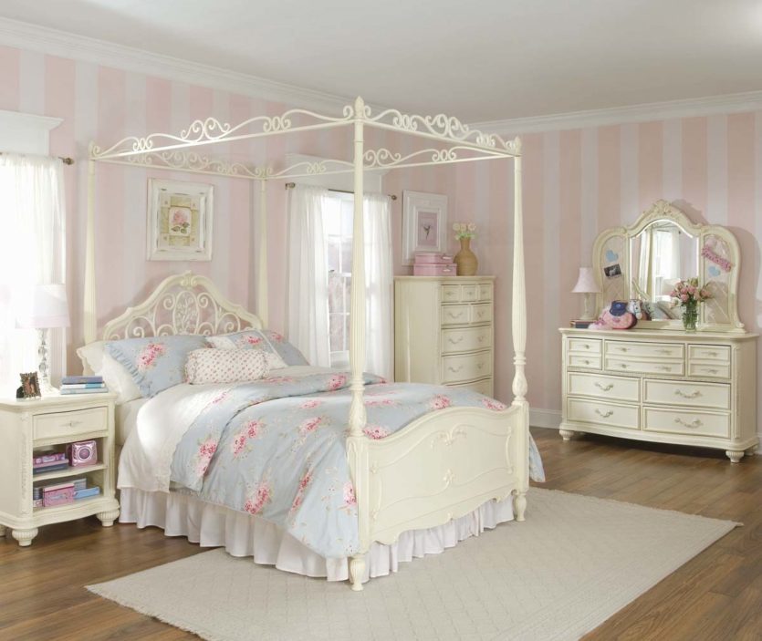 Childrens bedroom in a classic style 13